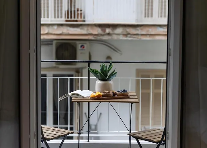 Modern 2br With Balcony, Διαμέρισμα *