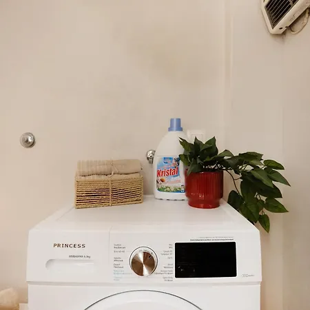 Modern 2br With Balcony, 아파트