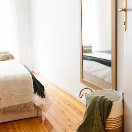 Apartment Modern 2br With Balcony, *
